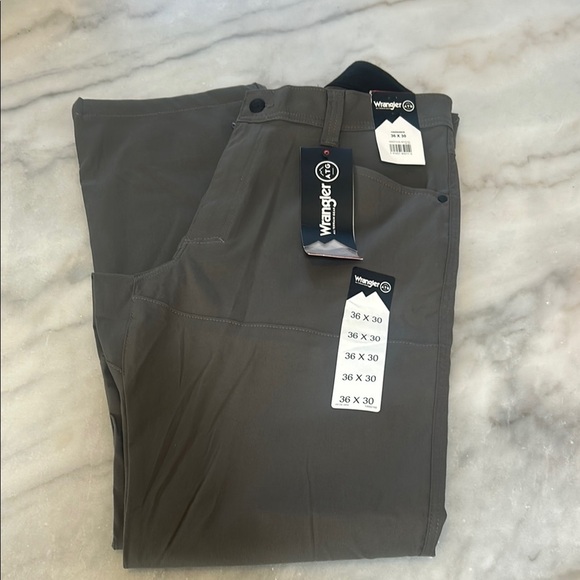 Wrangler Gray Cargo Pants with Modern Appeal - Picture 1 of 7